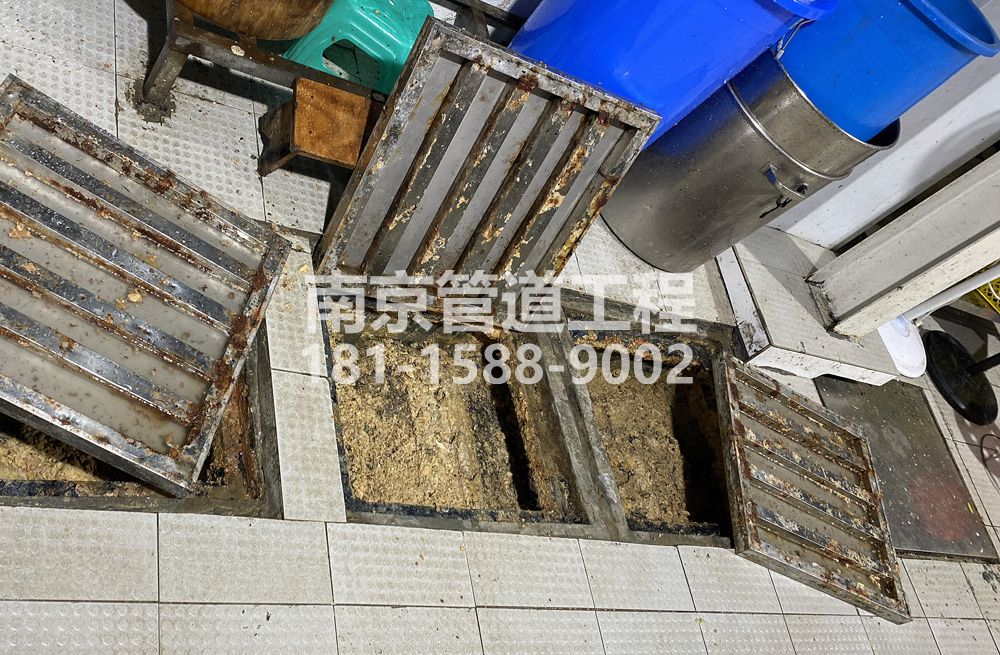 278新亭城管中队食堂隔油池清理